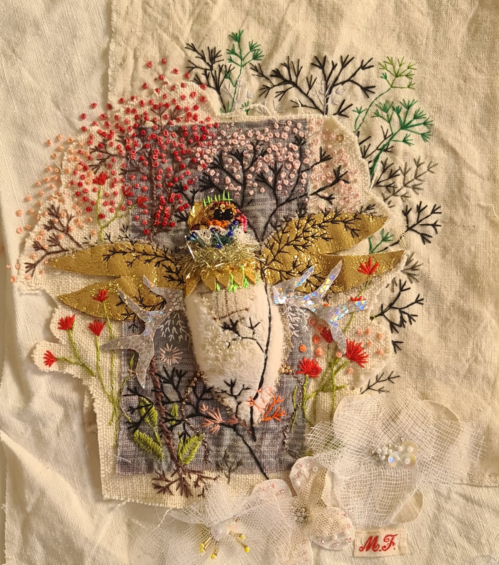 Broderie textile de Marie-France Fey-Hoareau — oiseau aux ailes dorées